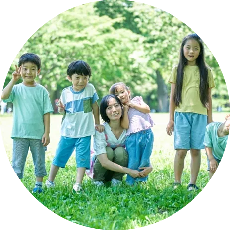 笑顔を向ける児童たちと女性