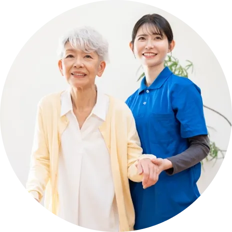 歩行する年配女性に寄り添う理学療法士