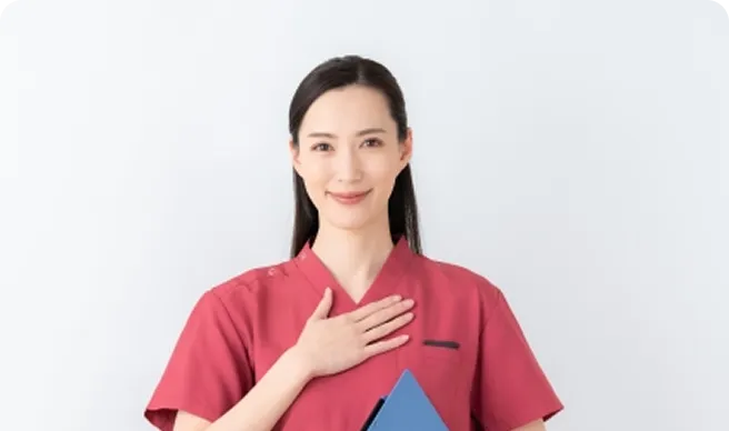 胸に手を当てる看護師