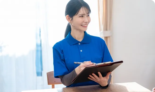 バインダーを持った女性