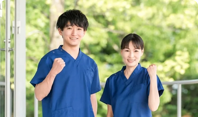 拳を胸の前に掲げる男女